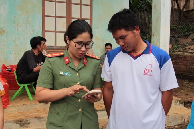 Đoàn Thanh niên Công an huyện Sông Mã cài đặt tài khoản định danh điện tử cho bà con