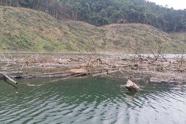 Nạo vét lòng hồ không triệt để, nguy cơ nguồn nước ô nhiễm nặng