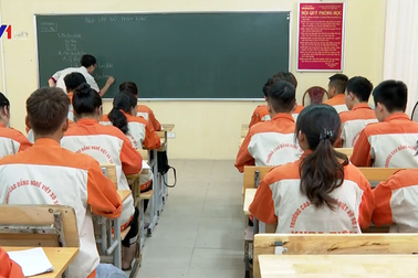 Ra trường có việc làm ngay, thu nhập ổn định từ các lớp học "nửa áo học sinh, nửa áo thợ"