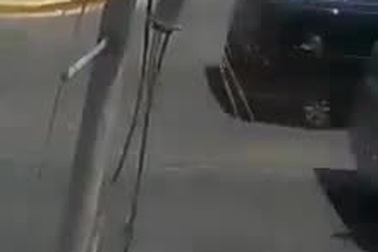 Vừa đi vừa nghe điện thoại, thanh niên nhận cái kết “đắng”