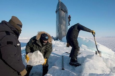 Tàu ngầm hạt nhân Mỹ đội tung băng Bắc Cực ngoi lên