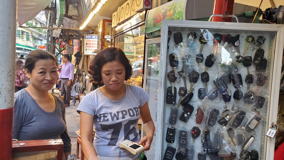 Sống khoẻ nhờ nghề nhặt tiền lẻ ngay vỉa hè phố cổ - 3 Sống khoẻ nhờ nghề nhặt tiền lẻ ngay vỉa hè phố cổ - 3