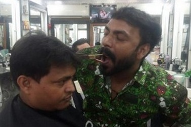 Độc đáo người thợ cắt tóc... bằng miệng