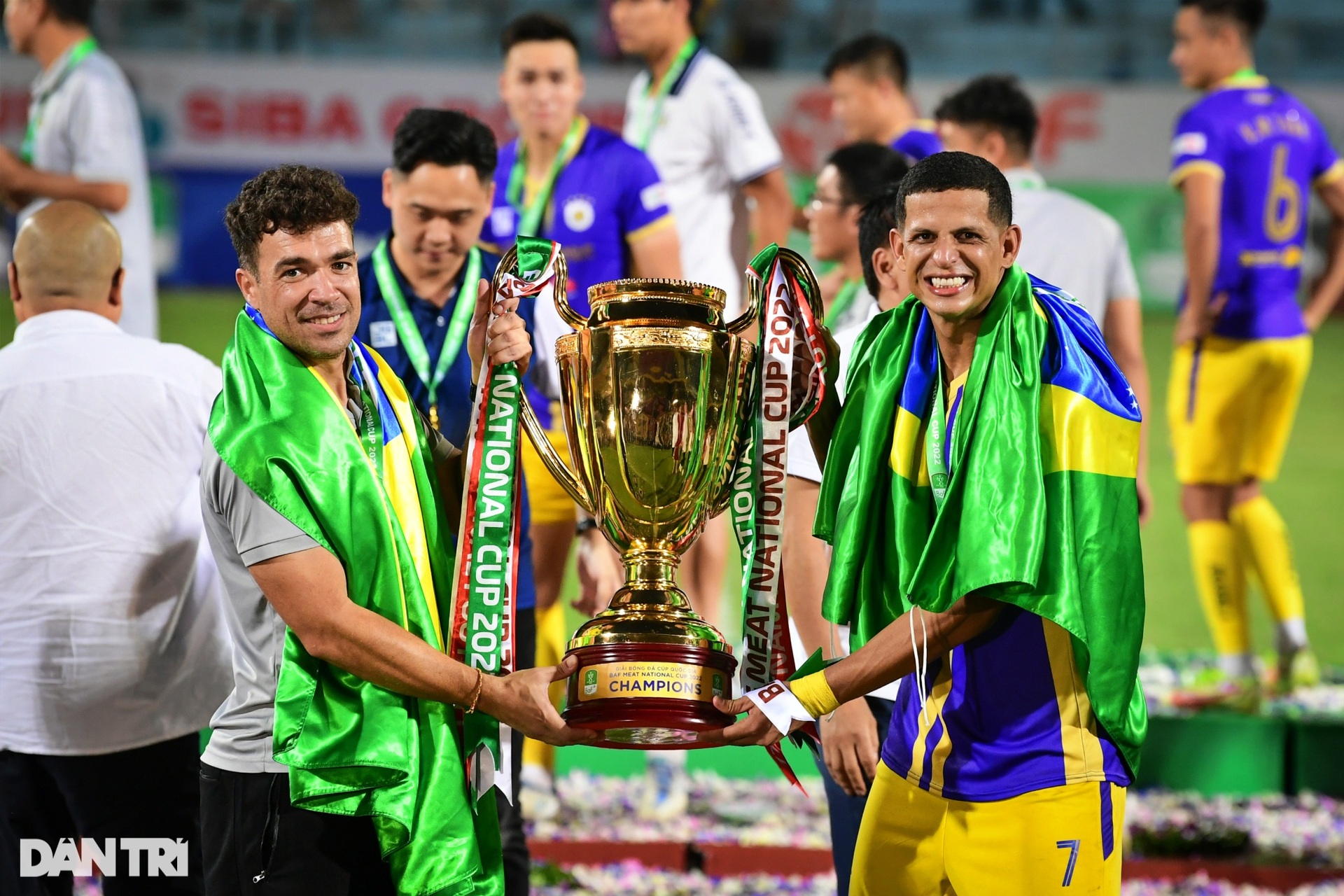 Cầu thủ CLB Hà Nội hạnh phúc ăn mừng cú đúp vô địch mùa giải 2022 - 12 Cầu thủ CLB Hà Nội hạnh phúc ăn mừng cú đúp vô địch mùa giải 2022 - 12