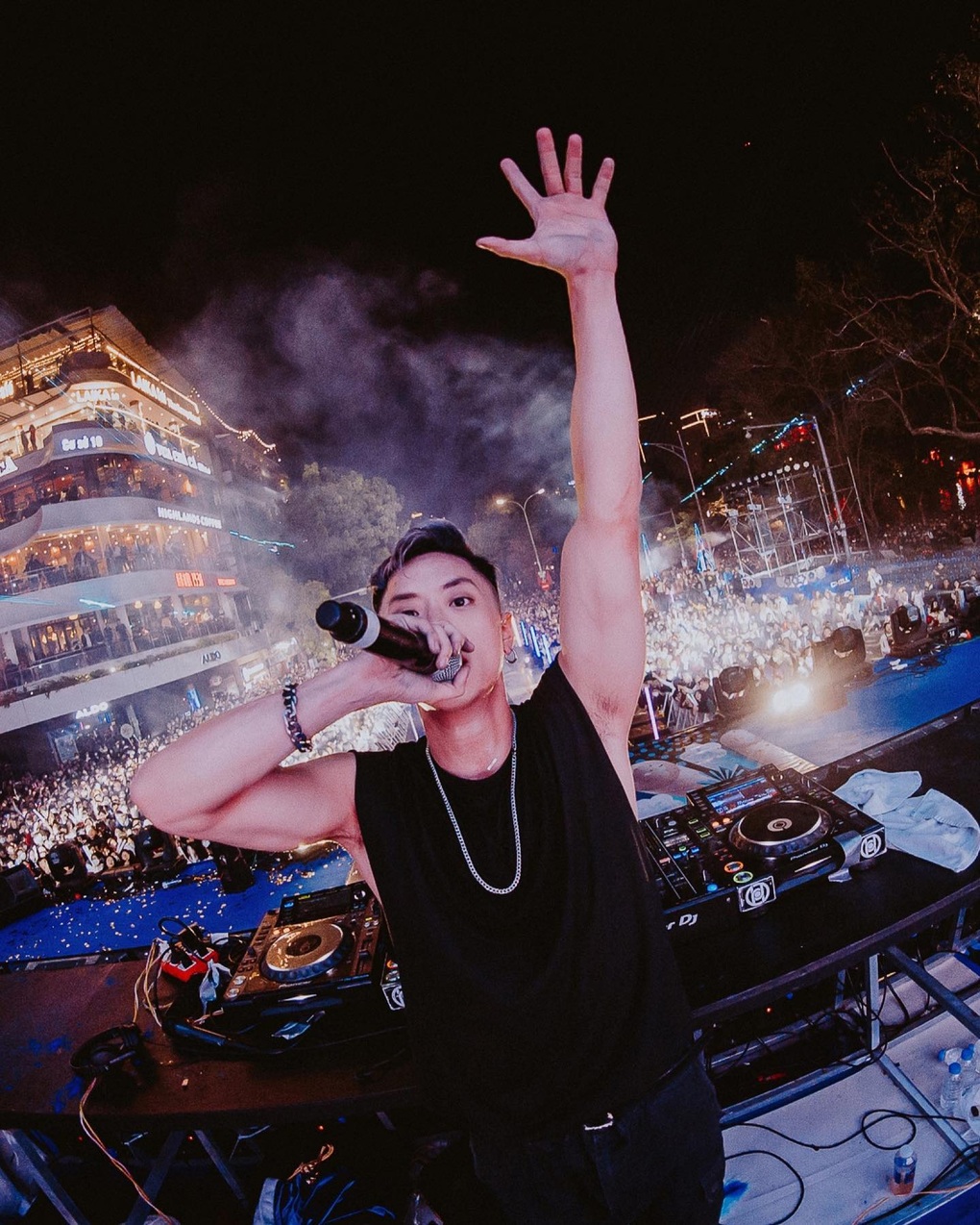 Wukong - DJ điển trai 6 múi của Rap Việt, thích đeo gấu bông Pokémon - 4 Wukong - DJ điển trai 6 múi của Rap Việt, thích đeo gấu bông Pokémon - 4