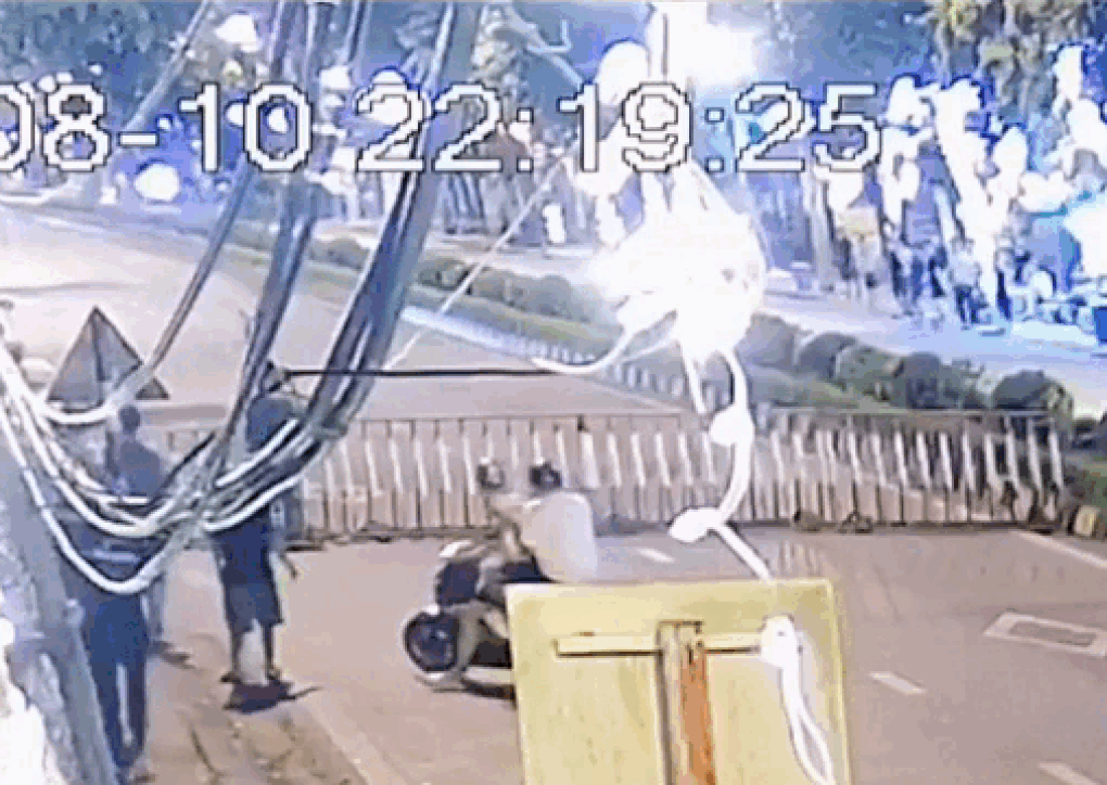 Hai đối tượng lạng lách, đánh võng, đâm thẳng rào chắn của công an - 1 Hai đối tượng lạng lách, đánh võng, đâm thẳng rào chắn của công an - 1