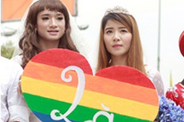 Nữ tiến sỹ xinh đẹp bình về đám cưới "đồng tính" tập thể