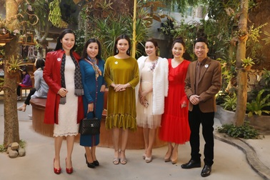 Nghệ sĩ “đội mưa” đến dự triển lãm về “báu vật” của đại ngàn