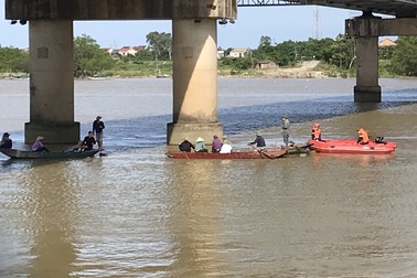 Thi thể nữ sinh viên dưới chân cầu Bến Thủy, nghi nhảy sông tự tử