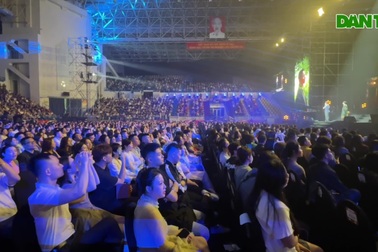 Phan Mạnh Quỳnh song ca cùng các ca sĩ khách mời trong đêm nhạc