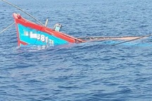 Thuyền vừa mua đang trên đường về bị chìm, 2 ngư dân gặp nạn