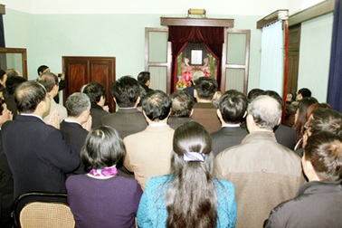 Các thế hệ học sinh Nam Đàn dâng hương báo công lên Bác 