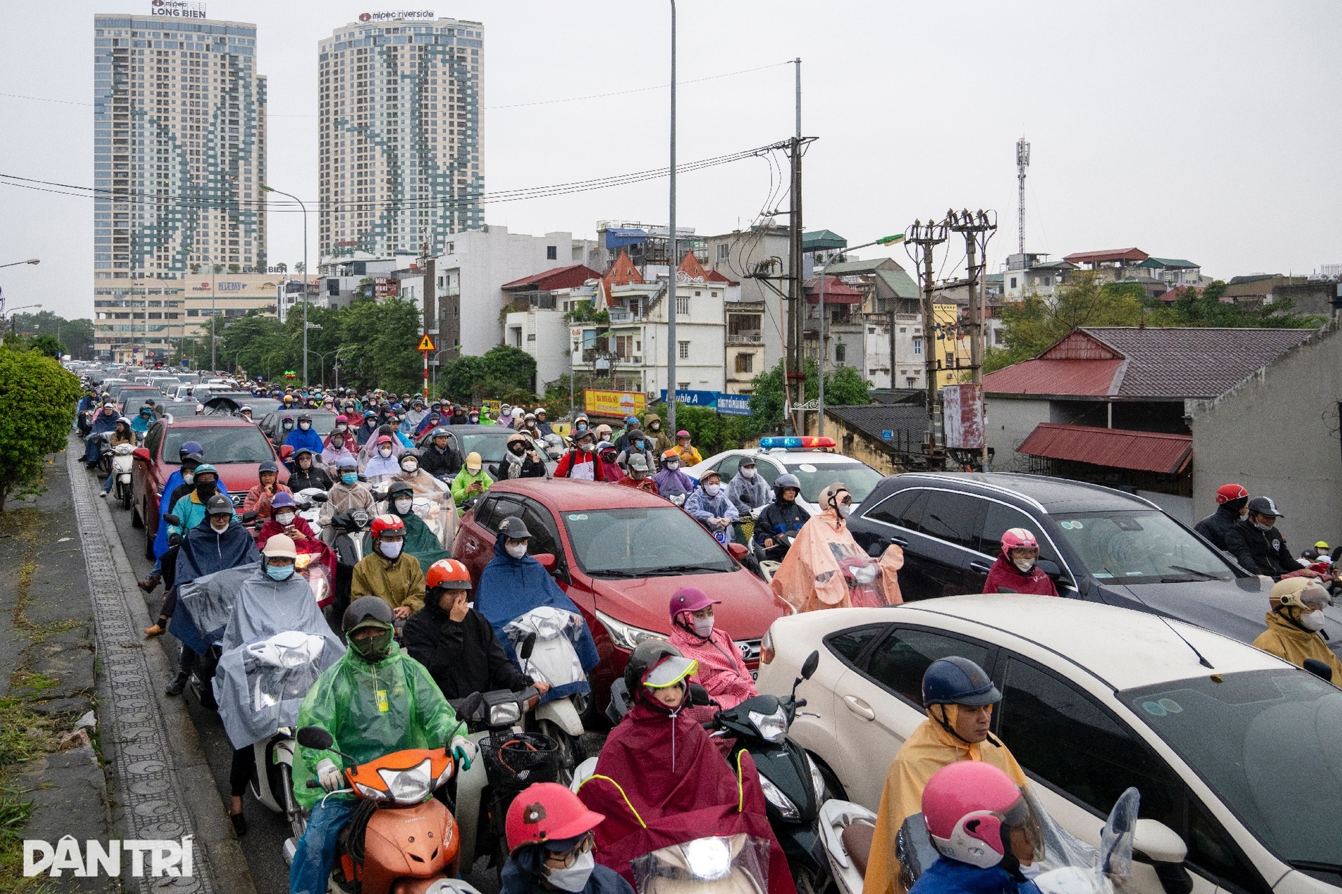 Tránh đường cấm, hàng trăm phương tiện đi ngược chiều ùn tắc cầu Long Biên - 4