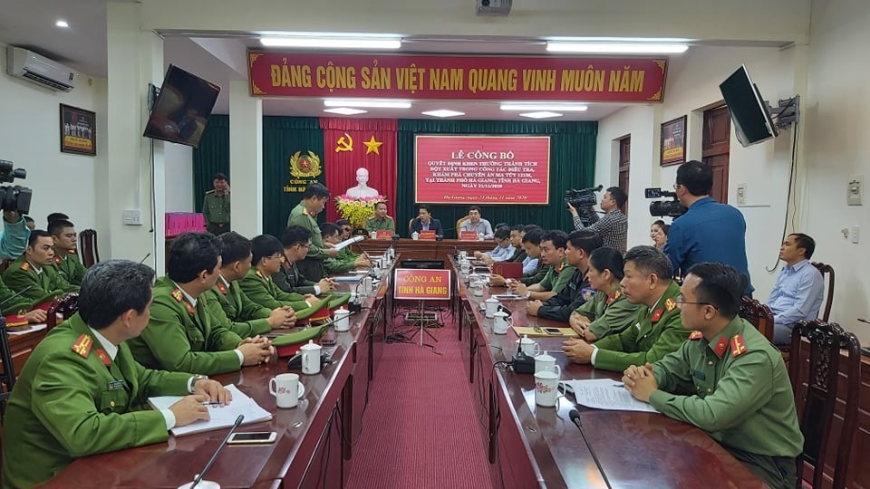 Bắt hai thanh niên vận chuyển 30 bánh heroin - 1 Bắt hai thanh niên vận chuyển 30 bánh heroin - 1