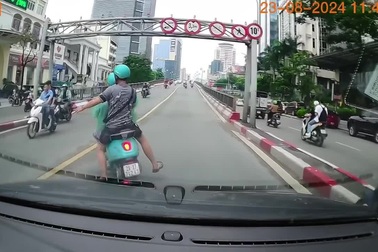 Xe máy bật xi-nhan một đằng rẽ một nẻo, quay đầu ngay trên cầu