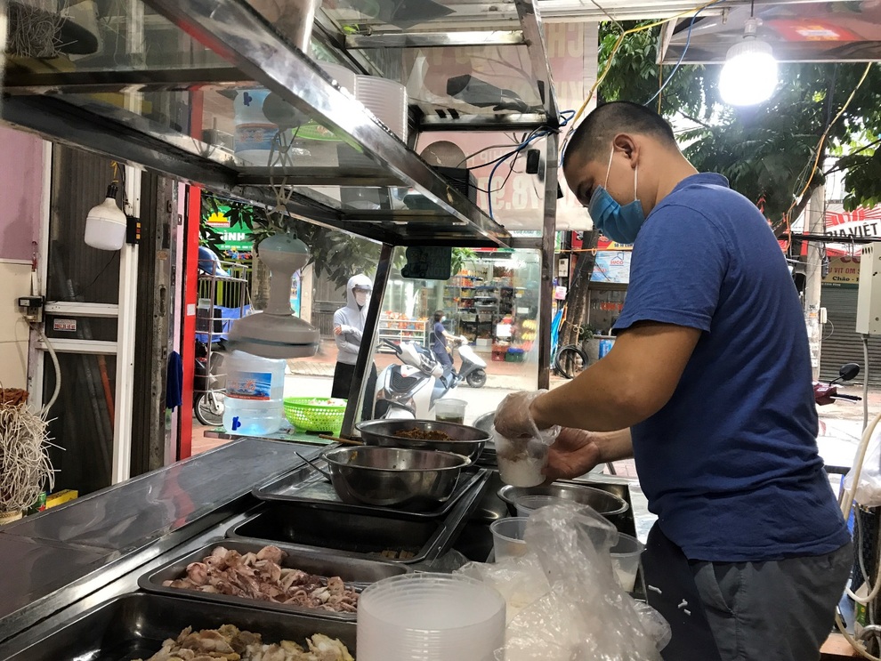 Người dân vùng xanh ở Hà Nội phấn khởi mở cửa bán mang về - 2 Người dân vùng xanh ở Hà Nội phấn khởi mở cửa bán mang về - 2