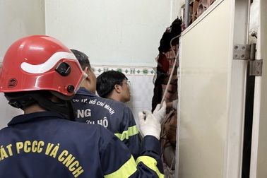 Người kẹt giữa 2 bức tường chửi bới cảnh sát sau khi được giải cứu