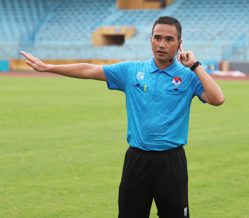 Trọng tài Việt Nam thực hành VAR, chuẩn bị áp dụng ở V-League - 4 Trọng tài Việt Nam thực hành VAR, chuẩn bị áp dụng ở V-League - 4