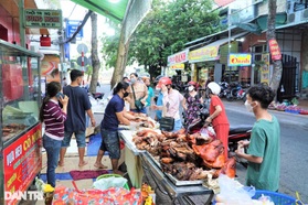 Cá lóc nướng, heo quay "đắt như tôm tươi" ngày vía Thần Tài