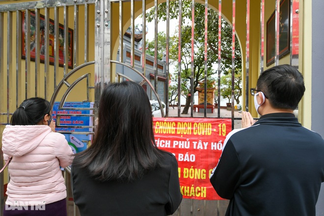 Đền chùa đóng cửa, dân công sở tranh thủ đi lễ vái vọng từ xa - 14 Đền chùa đóng cửa, dân công sở tranh thủ đi lễ vái vọng từ xa - 14