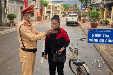 Cảnh sát giao thông xử phạt người phụ nữ đi xe đạp vi phạm nồng độ cồn