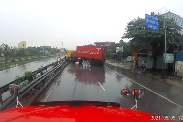 Thót tim tình huống xe container mất lái trên đường mưa trơn trượt