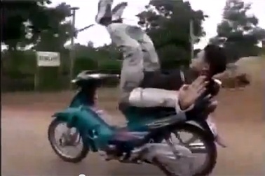 Run người xem clip lái xe bằng... lưng