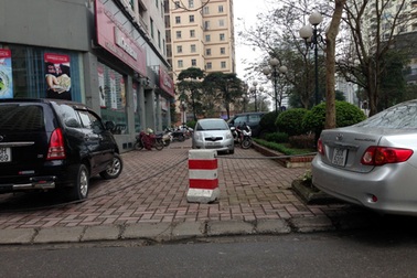 Dân Trung Hòa - Nhân Chính: Trèo rào, lách ôtô mà đi