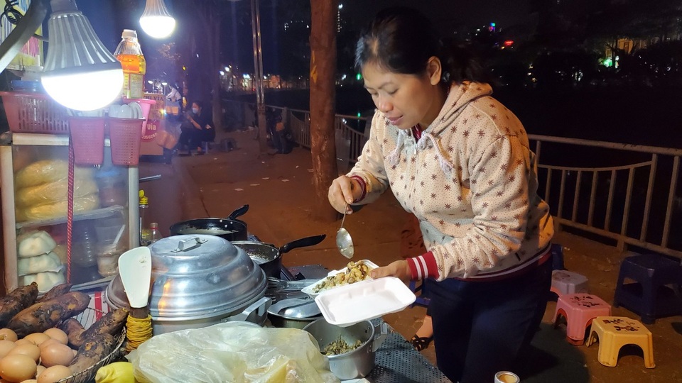 Người lao động mưu sinh trong đêm đông Hà Nội - 9 Người lao động mưu sinh trong đêm đông Hà Nội - 9