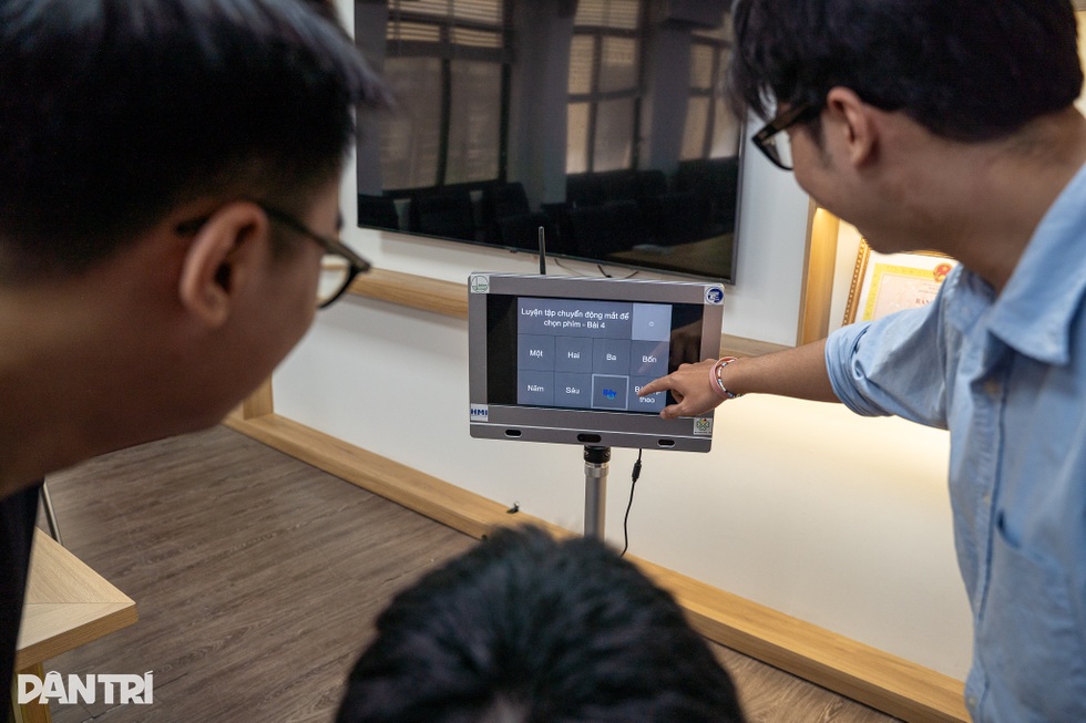 Cỗ máy giúp người liệt nói chuyện, lướt web bằng mắt của nhà khoa học Việt - 3 Cỗ máy giúp người liệt nói chuyện, lướt web bằng mắt của nhà khoa học Việt - 3