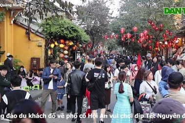 Du khách dạo chơi phố cổ Hội An ngày Tết