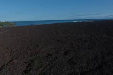 Vẻ đẹp kỳ thú bãi cát đen bên bờ biển ở Hawaii