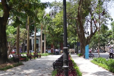 Vườn hoa kiểu mẫu hơn 5 tỷ đồng ở trung tâm Hà Nội