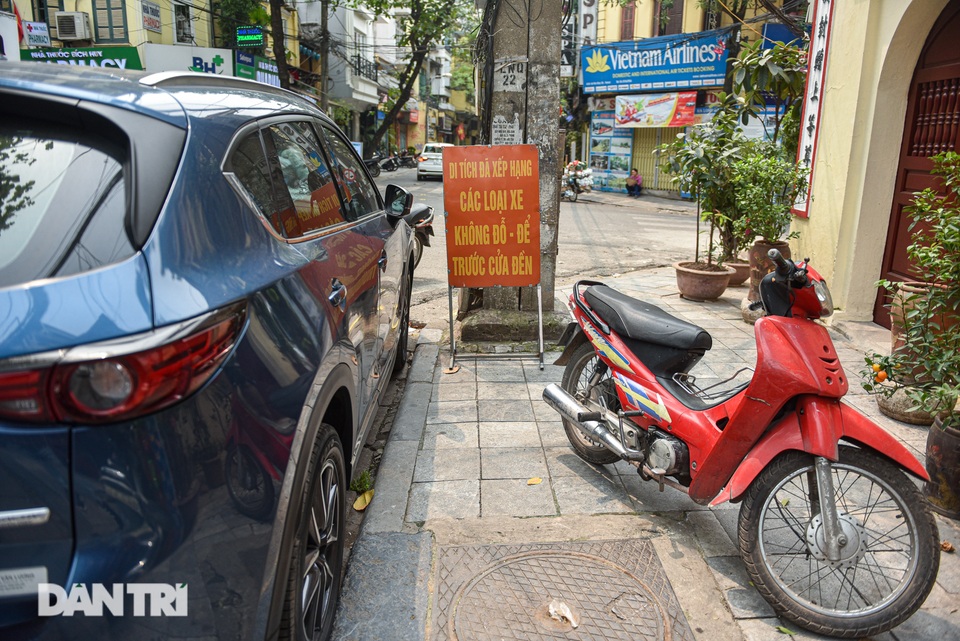 Ngán ngẩm cảnh bãi gửi xe, quán nước chè sống tầm gửi tại di tích phố cổ - 10 Ngán ngẩm cảnh bãi gửi xe, quán nước chè sống tầm gửi tại di tích phố cổ - 10