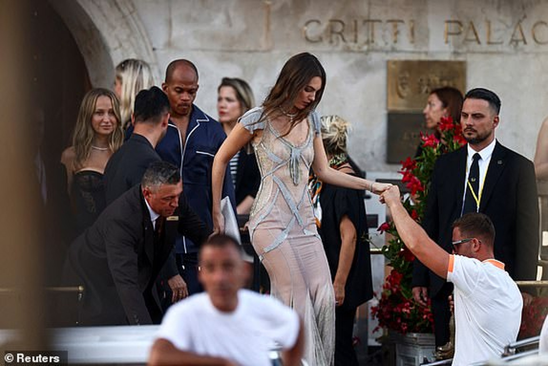 Tỷ phú Jeff Bezos và MC gợi cảm kết thúc tiệc cưới 3 ngày, tốn 55 triệu USD - 14 Tỷ phú Jeff Bezos và MC gợi cảm kết thúc tiệc cưới 3 ngày, tốn 55 triệu USD - 14