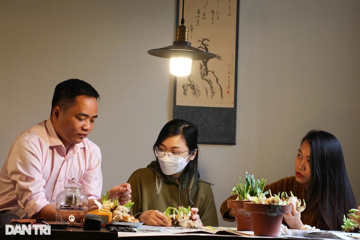 Chi tiền triệu khám phá thú chơi đĩa ngọc, chén vàng dịp Tết ở Hà Nội - 1 Chi tiền triệu khám phá thú chơi đĩa ngọc, chén vàng dịp Tết ở Hà Nội - 1