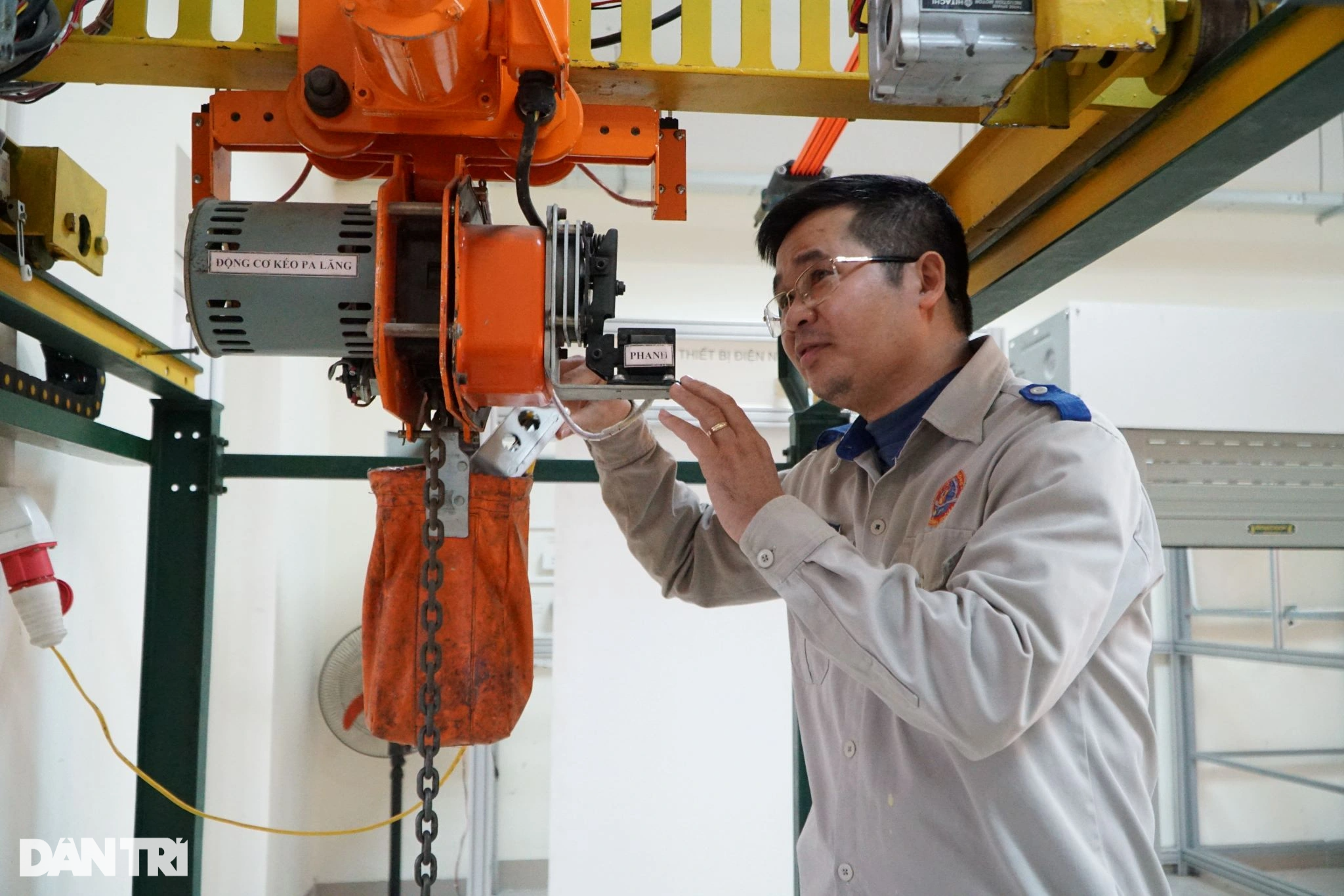 Những đêm trắng của người thầy sáng chế học cụ vì học trò - 5 Những đêm trắng của người thầy sáng chế học cụ vì học trò - 5