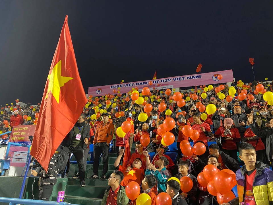 Cổ động viên phủ đỏ khán đài trong trận đấu của tuyển Việt Nam - 8