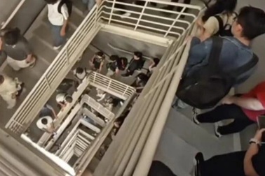 Hàng trăm nhân viên phải đi bộ 106 tầng vì thang máy mất điện