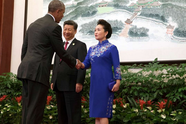 Trung Quốc chặn bình luận về trang phục cách tân của Đệ nhất phu nhân Bành Lệ Viên