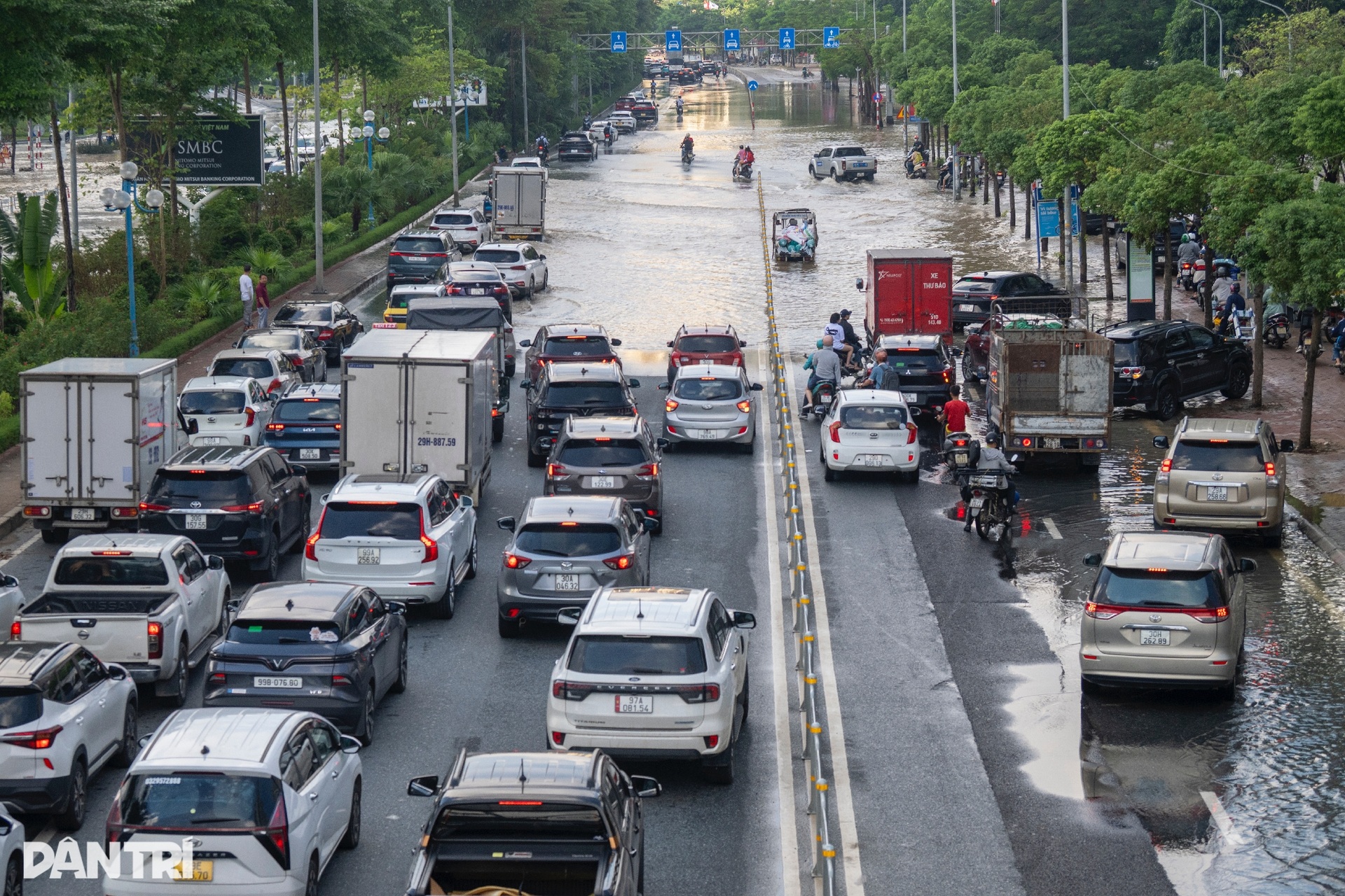 Ùn tắc kéo dài 3km trên cầu Nhật Tân vì ngập úng đường Võ Chí Công - 3 Ùn tắc kéo dài 3km trên cầu Nhật Tân vì ngập úng đường Võ Chí Công - 3