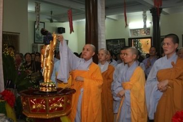 Hàng trăm phật tử náo nức dự lễ tắm Phật