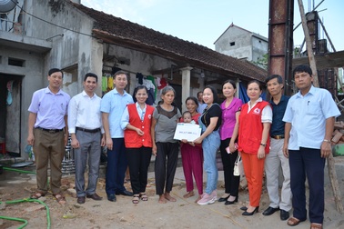 Hơn 2 tỉ đồng của bạn đọc giúp đỡ 2 hoàn cảnh khó khăn tại Bắc Giang