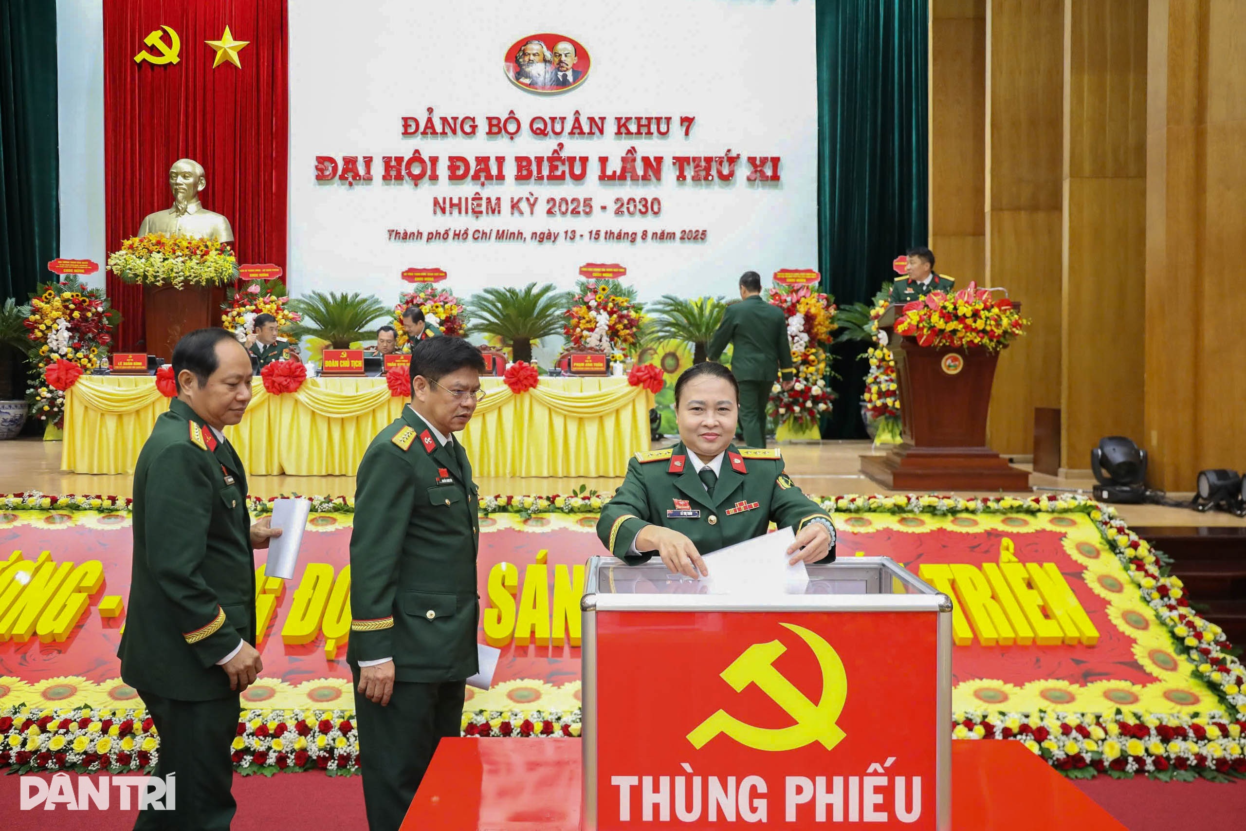 Thiếu tướng Trần Vinh Ngọc được bầu giữ chức Bí thư Đảng ủy Quân khu 7 - 10