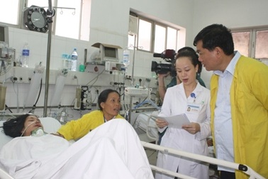 Bộ trưởng Thăng thăm các nạn nhân nguy kịch do TNGT