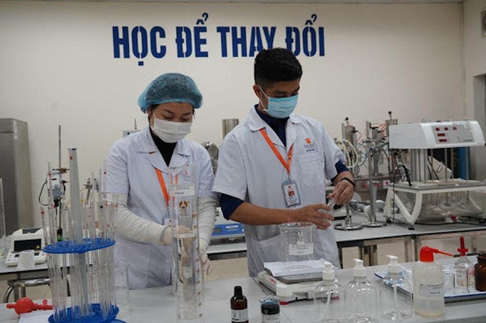 Một đại học chi 2 tỷ đồng pha chế gel rửa tay sát khuẩn tặng cộng đồng - 1 Một đại học chi 2 tỷ đồng pha chế gel rửa tay sát khuẩn tặng cộng đồng - 1