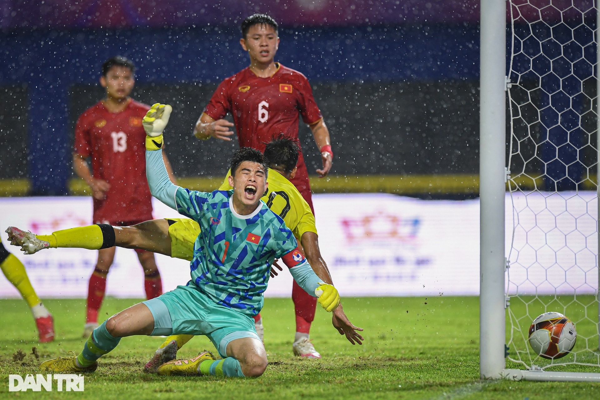 Mặt sân thi đấu của U22 Việt Nam bị cày nát sau cơn mưa lớn - 11 Mặt sân thi đấu của U22 Việt Nam bị cày nát sau cơn mưa lớn - 11