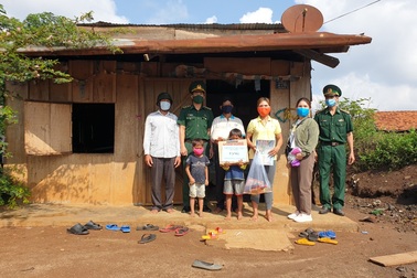 Bộ đội biên phòng đến nhà tặng gạo cho đồng bào biên giới