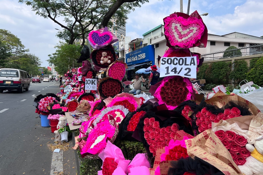 Người bán hoa dịp Valentine: Thị trường khó hiểu chưa từng thấy - 3 Người bán hoa dịp Valentine: Thị trường khó hiểu chưa từng thấy - 3
