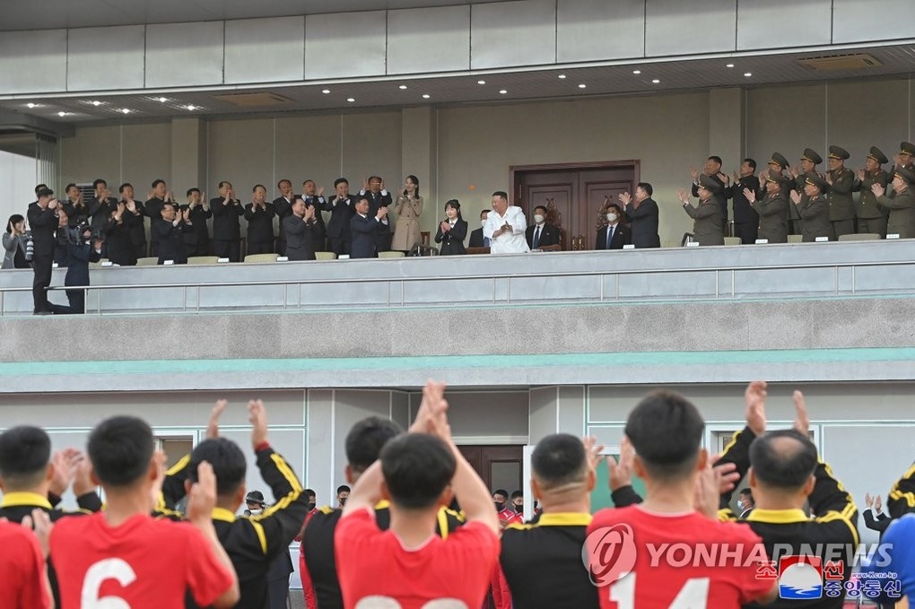Con gái ông Kim Jong-un đi xem bóng đá cùng cha - 2 Con gái ông Kim Jong-un đi xem bóng đá cùng cha - 2